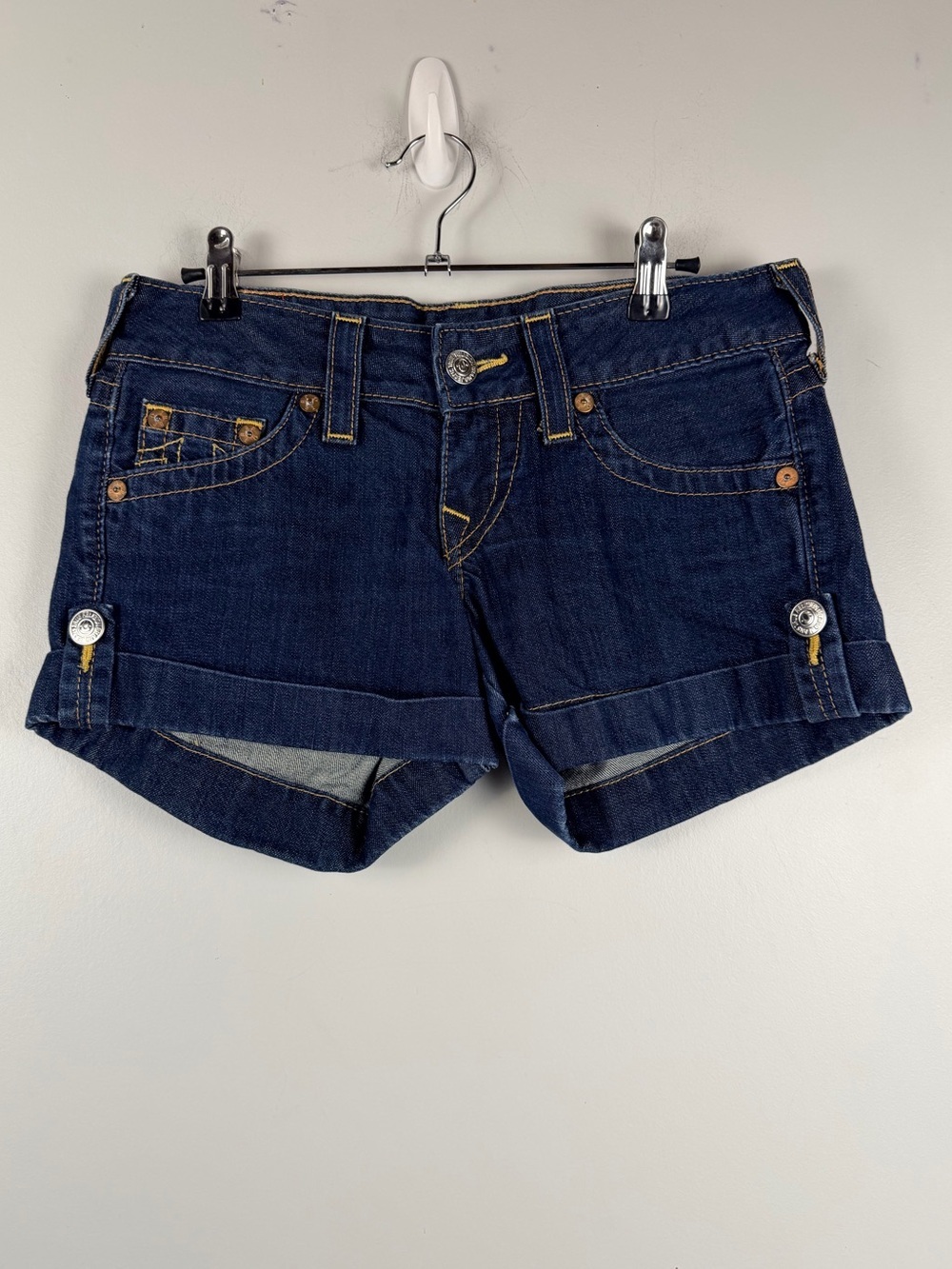 TRUE RELIGION WOMENS JESS SHORT BODY RINSE DARK BLUE JEAN SHORTS SIZE 26